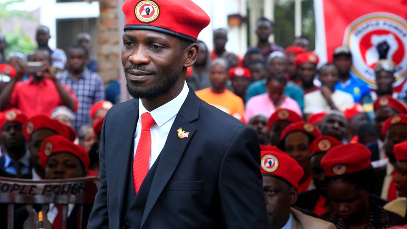 Fotografija: Rdeča baretka je zaščitni znak opozicijskega politika Bobija Wina. FOTO: James Akena/Reuters