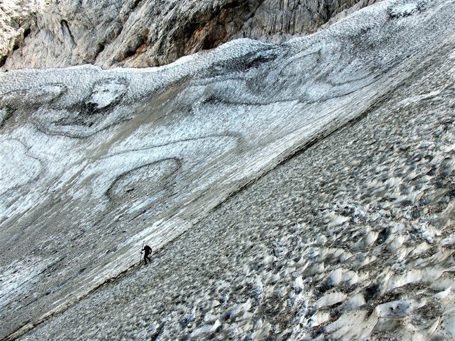 Slikovitost ledeniškega površja pod Skuto vsako leto preseneti. FOTO: Miha Pavšek, Geografski inštitut Antona Melika ZRC SAZU