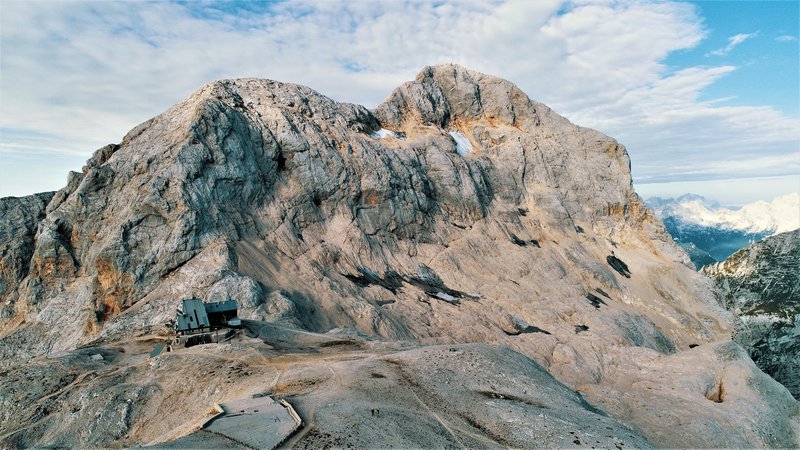 Fotografija: Posnetek Triglavskega ledenika iznad Kredarice z brezpilotnim letalnikom. FOTO: Rok Ciglič, Arhiv Giam ZRC SAZU