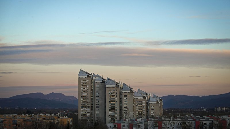 Fotografija: Cene stanovanjskih nepremičnin so v Sloveniji v drugem četrtletju glede na prvo zrasle za 1,3 odstotka, glede na drugo četrtletje lani pa za 5,8 odstotka. FOTO: Matej Družnik/Delo