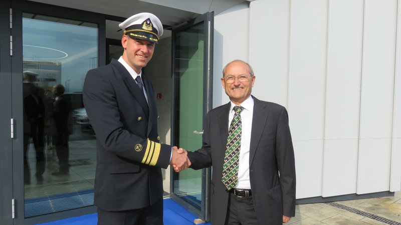 Fotografija: Jadran Klinec, ki vodi pomorsko upravo, in Maurizio Rondoni, predstavnik podjetja Elman SRL, ki bo opremilo nov nadzorni center.  Foto Nataša Čepar