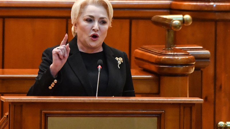 Fotografija: Čeprav njena vlada ni bila popolna, je brez dvoma delovala v korist Romunov, je v parlamentu poudarila Viorica Dancila. FOTO: Daniel Mihailescu/AFP