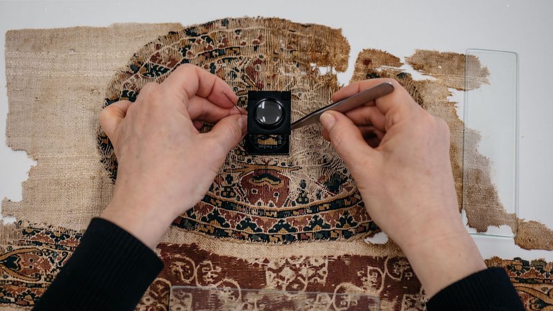 Fotografija: Koptske tkanine iz zbirke Narodnega muzeja Slovenije so konservirali v konservatorsko-restavratorski delavnici za tekstil Pokrajinskega muzeja Ptuj-Ormož. Foto Blaž Gutman