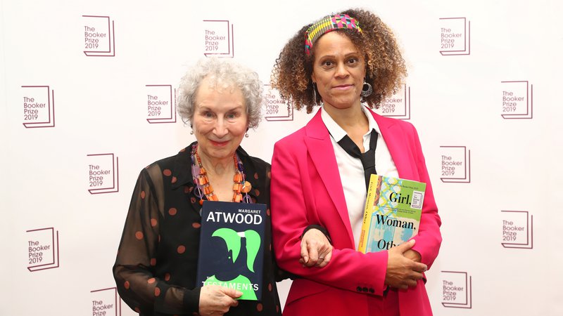 Fotografija: Margaret Atwood in Bernardine Evaristo. FOTO: Simon Dawson/Reuters