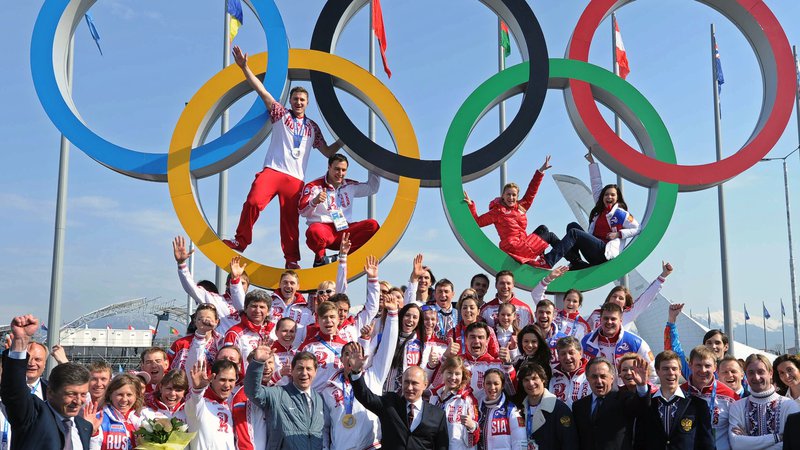 Fotografija: Olimpijski krogi in olimpijska zastava so simboli, pod katerimi bodo na prihodnjih olimpijskih igrah tekmovali ruski športniki, če bo obveljala kazen Mednarodne protidopinške organizacije. FOTO: AFP
