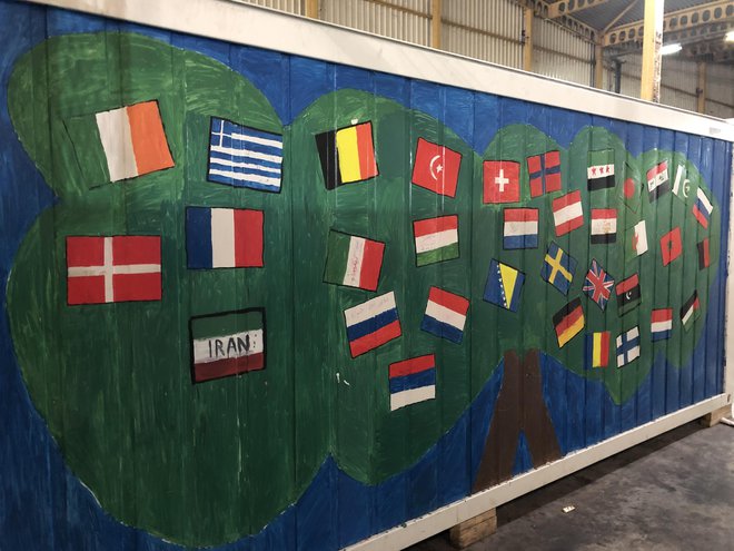 Kaj sporoča risba velikega drevesa, ki z zeleno krošnjo povezuje zastave evropskih, afriški in azijskih držav? FOTO: Aljaž Vrabec