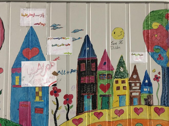 Otroške risbe na kontejnerjih, kjer so nastanjeni mladoletniki. FOTO: Aljaž Vrabec