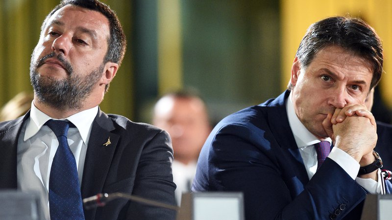 Fotografija: Italijo hromijo korupcijski in diplomatski škandali. Na fotografiji Matteo Salvini in premier Giuseppe Conte. Foto: Reuters