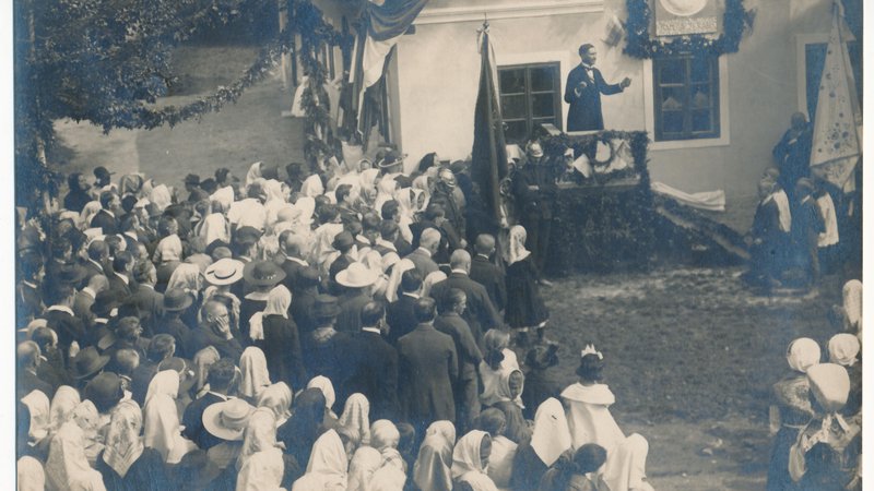 Fotografija: Ko so 12. septembra 1920 v Hrovači slovesno odprli spominsko ploščo na rojstni hiši jezikoslovca patra Stanislava Škrabca, je govoril tudi Jože Ilc. Foto arhiv Muzej Ribnica