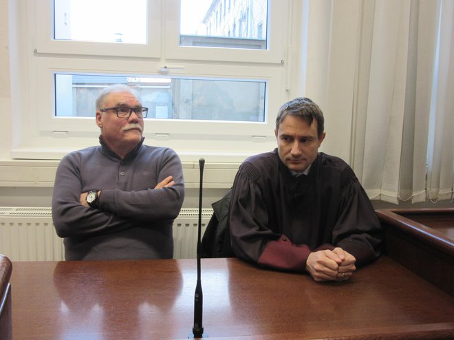 Boris Kobal, ki danes izjav ni dajal, z zagovornikom Miho Kuničem na celjskem okrajnem sodišču. FOTO: Špela Kuralt/Delo