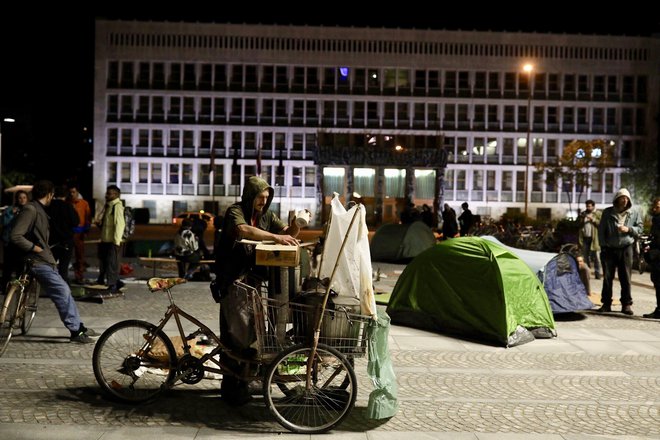 Člani gibanja Kje bomo pa jutri spali? so septembra lani protestno spali pred parlamentom. Foto: Voranc Vogel