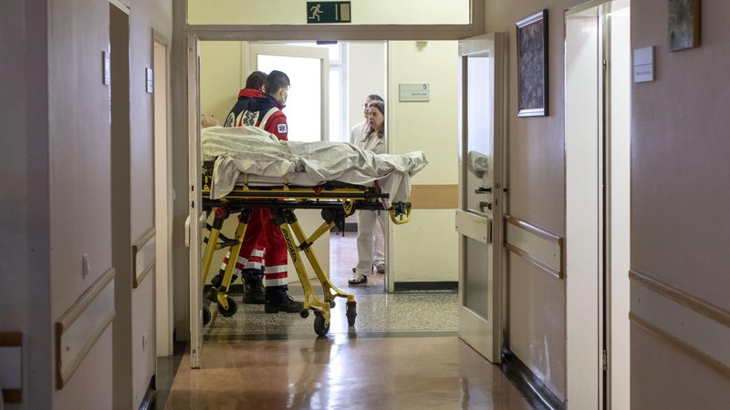 Fotografija: Negovalna bolnišnica je začela sprejemati bolnike z gripo in drugimi respiratornimi obolenji. FOTO: Voranc Vogel/Delo