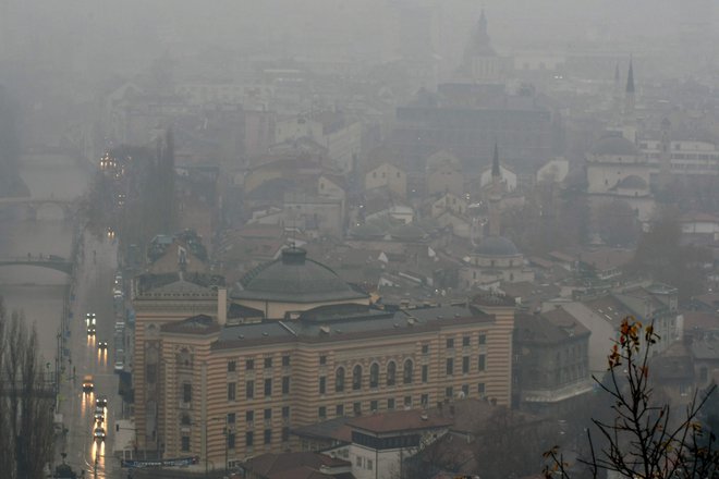 Zaradi onesnaženja je kantonska vlada razglasila izredne razmere. Foto AFP