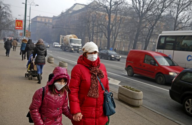 Onesnaženost zraka v mestih Zahodnega Balkana je te dni največja na svetu. Tu in tam se kdo zaščiti tudi z masko. Foto Reuters