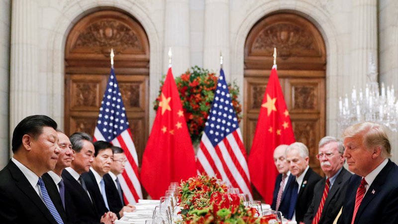 Fotografija: Vsebino sporazuma bodo objavili po podpisu, torej danes, a se je že razvedelo, da bo morala Kitajska skladno s sporazumom v prihodnjih dveh letih kupiti za okoli 200 milijard dolarjev ameriškega blaga. FOTO: Kevin Lamarque Reuters