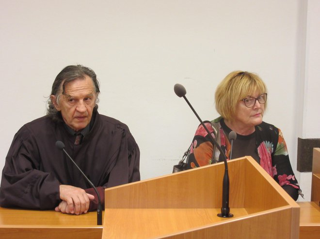 Hilde Tovšak (na fotografiji z zagovornikom Dušanom Tankom) danes na Okrožno sodišče v Celje ni bilo. Krivdo je sicer priznala že pred leti. FOTO: Špela Kuralt/Delo