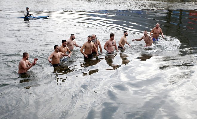 Preden začnejo plavati, se zvrstijo v vrsti in se na znak poženejo križu naproti. FOTO: Roman Šipić/Delo