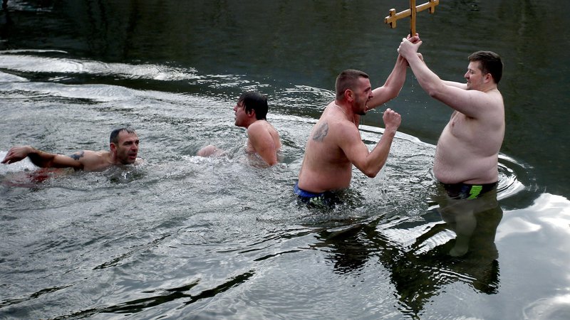 Fotografija: Prvi je v Savinji do križa tokrat priplaval Dejan Moćić. FOTO: Roman Šipić/Delo