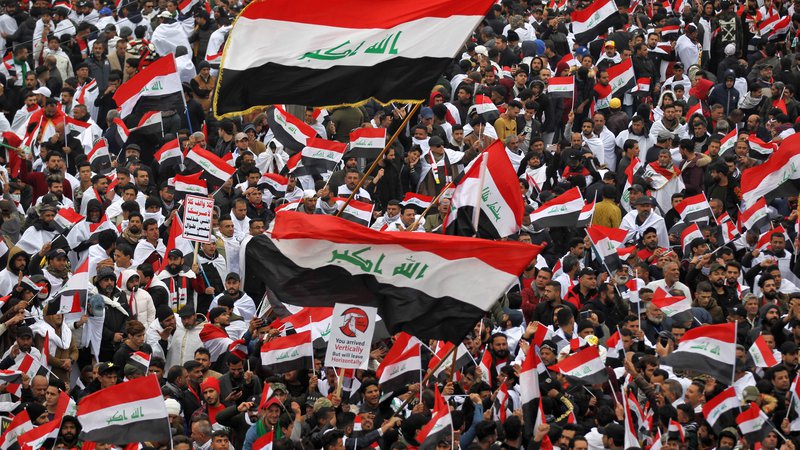 Fotografija: Protirežimski protestniki v Iraku.  Foto: Ahmad Al-rubaye/Afp