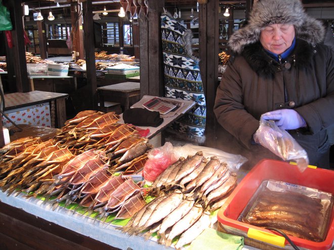 Polenovke, somi, krapi in postrvi na tržnici so pri temperaturi –15 stopinj Celzija naravno zamrznjeni. FOTO: Alen Steržaj