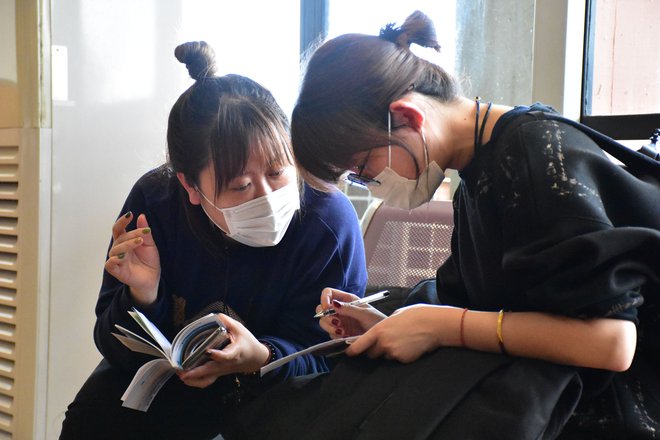 V podporo prizadevanjem kitajske oblasti, da zajezijo širitev virusa, je polovico od svojih skoraj 4300 poslovalnic na Kitajskem zaprla tudi veriga ameriških kavarn Starbucks. FOTO: Filbert Rweyemamu/AFP