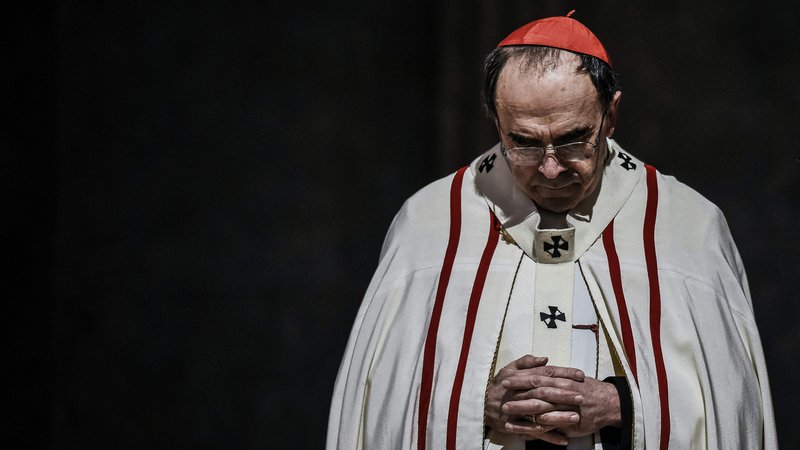 Fotografija: Francoski kardinal Philippe Barbarin je deset dni po obsodbi papežu ponudil odstop, a ga ta ni sprejel. FOTO: Jeff Pachoud/ Afp