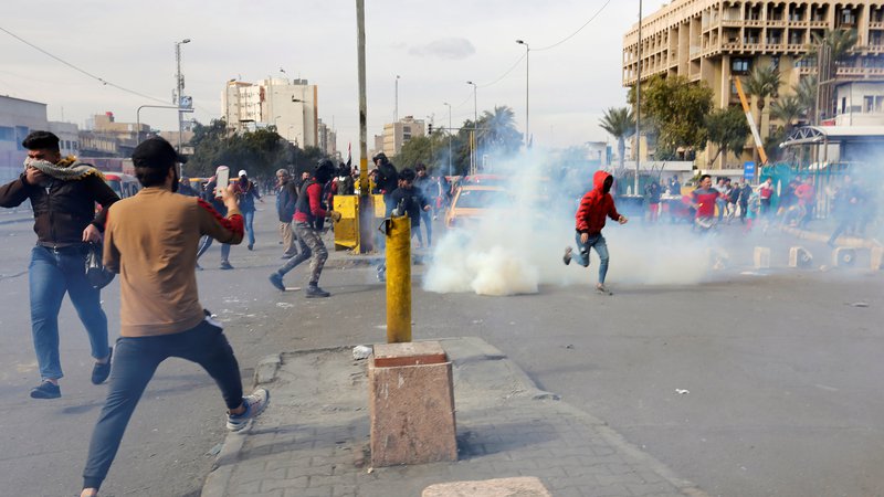 Fotografija: Demonstrati so izrazili nasprotovanje novemu mandatarju. FOTO:  Wissm Al-okili/Reuters