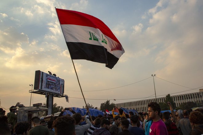 Protesti v Iraku potekajo štiri mesece. Zahtevali so več sto življenj, novi mandatar pa obljublja sodni pregon odgovornih. FOTO: Hussein Faleh/AFP