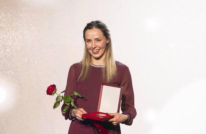 Anamarija Lampič je za srebro na SP v nordijskem smučanju prejela Bloudkovo plaketo. FOTO: Joze Suhadolnik/Delo