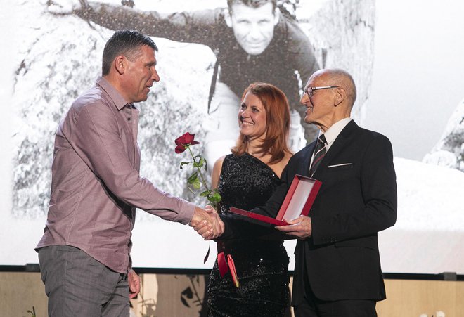 Gregor Hribar je prejel Bloudkovo plaketo za pomemben prispevek k razvoju slovenske odbojke. FOTO: Joze Suhadolnik/Delo