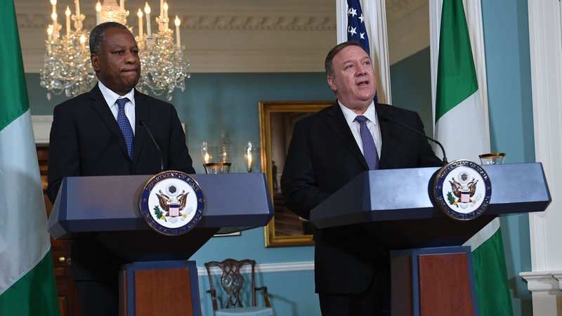 Fotografija: Geoffrey Onyeama in Mike Pompeo, zunanja ministra Nigerije in ZDA, sta na skupni novinarski konferenci v Washingtonu spregovorila o odpravi omejitve migracij iz Nigerije. FOTO: Eric Baradat/AFP