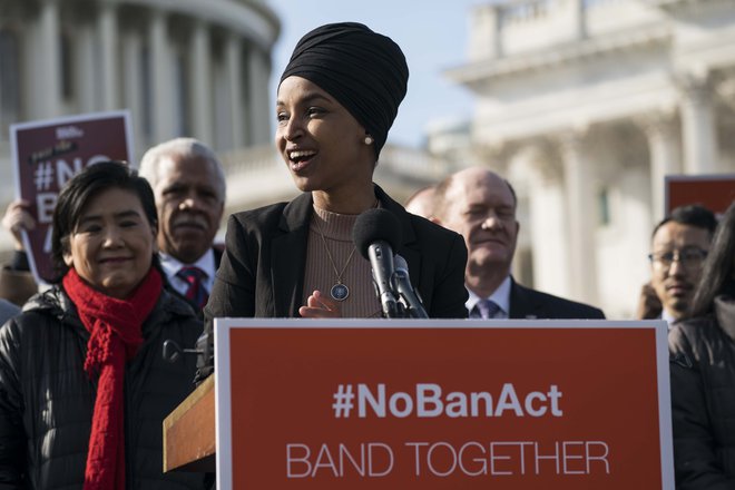 Številni kritiki, med njimi tudi kongresnica Ilhan Omar, menijo, da je Trumpova omejitev migracij rasistično motivirana. FOTO: Sarah Silbiger/AFP