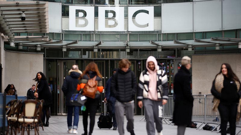 Fotografija: Naročnina za BBC britanska gospodinjstva s televizijskimi sprejemniki na leto stane 154,5 funtov, število naročnikov pa po zadnjih podatkih znaša nekaj manj kot 26 milijonov. Foto: REUTERS