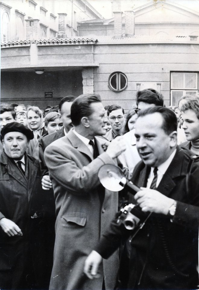 Kirk Douglas leta 1964 v Ljubljani, Tito ga je povabil v rezidenco na Bledu. »Množica oboževalk in oboževalcev se je zgrnila na peron ljubljanske železniške postaje, ko se je ustavil na prvem tiru brzovlak iz Beograda. Iz njega je izstopil Kirk Douglas,« je dogodek tedaj opisal novinar Tine Kristan. FOTO: Edi Šelhaus/dokumentacija Dela/MNZS<br />
 