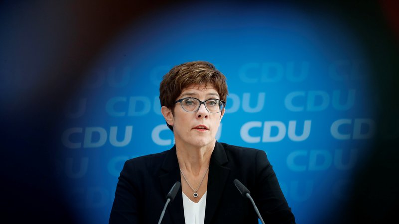 Fotografija: Predsednica CDU Annegret Kramp-Karrenbauer je v težkem položaju zaradi očitkov, da nima več v rokah strankinih vajeti. FOTO: Reuters