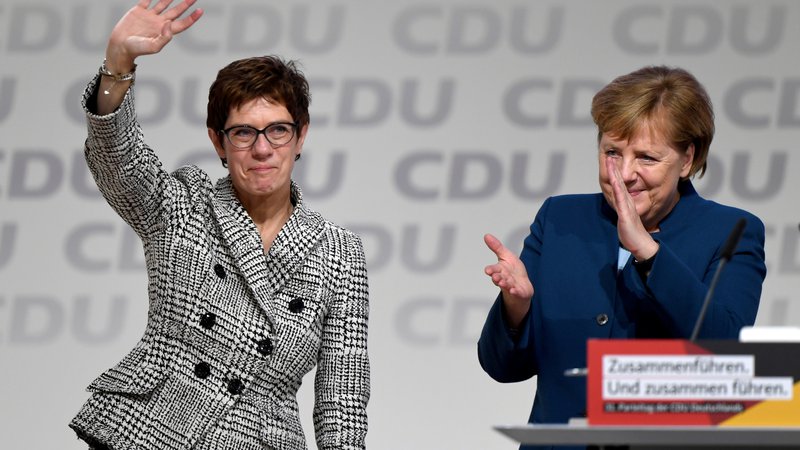 Fotografija: Predsednica CDU Annegret Kramp-Karrenbauer in kanclerka Angela Merkel. FOTO: Reuters