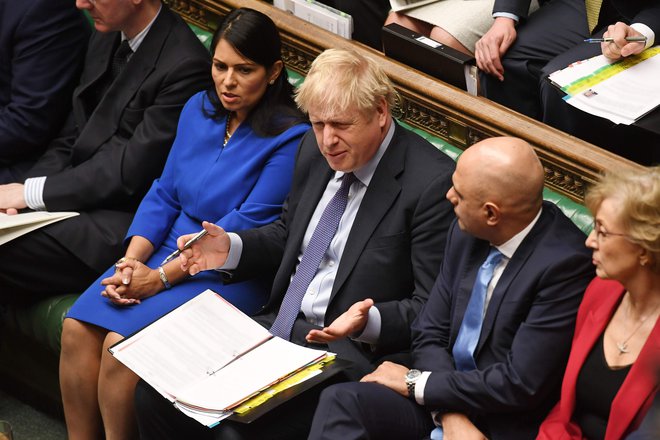 Premier Johnson in Sajid Javid med včerajšnjo sejo britanskega parlamenta. FOTO: Jessica Taylor/AFP