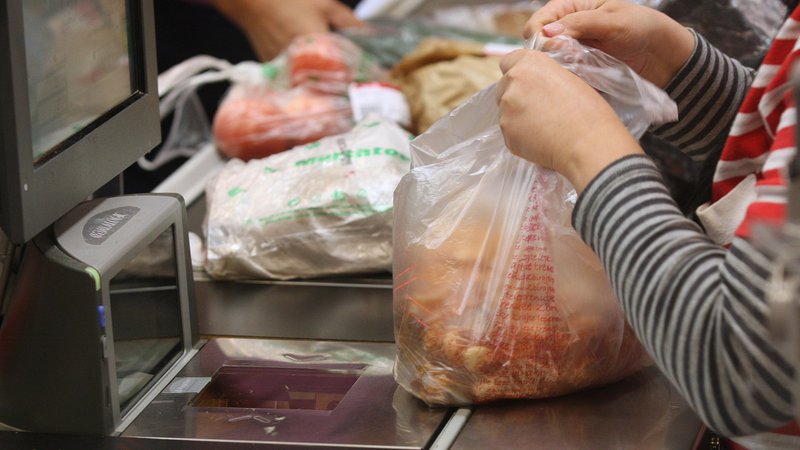 Fotografija: Po 1. januarju bodo brezplačne samo še zelo lahke plastične nosilne vrečke za primarno embalažo živil.
FOTO Igor Zaplatil