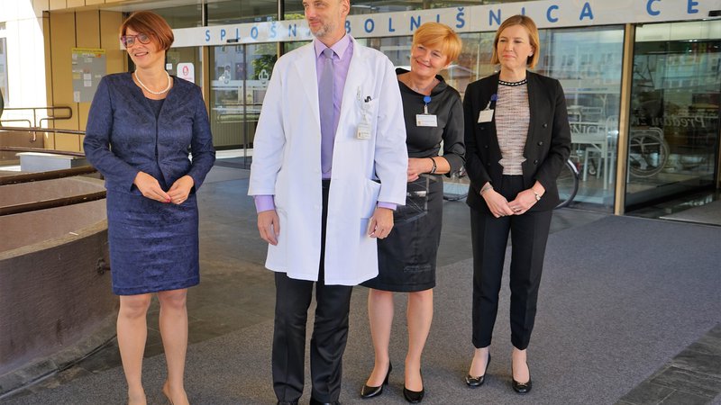 Fotografija: Margareta Guček Zakošek (skrajno levo), ki je s sodelavci pred kratkim sprejela ministra za zdravje Sama Fakina, vodi tretjo največjo bolnišnico v državi od februarja letos. Koliko časa še, bo odvisno od sodnih odločitev. FOTO: Brane Piano/Delo