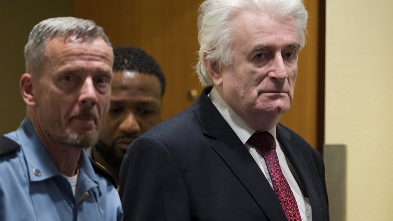 Fotografija: Karadžiću so v prizivnem postopku povišali kazen za genocid in druge zločine med vojno v BiH na dosmrtni zapor. FOTO: Peter Dejong/Reuters