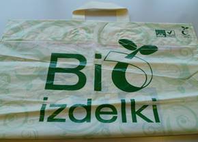 Kupcem bodo tudi po septembru na voljo biorazgradljive plastične nosilne vrečke za večkratno uporabo. Foto arhiv TZS