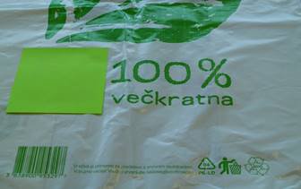 Reciklirana plastična nosilna vrečka iz več kot 80 odstotkov reciklata. Foto Arhiv TZS