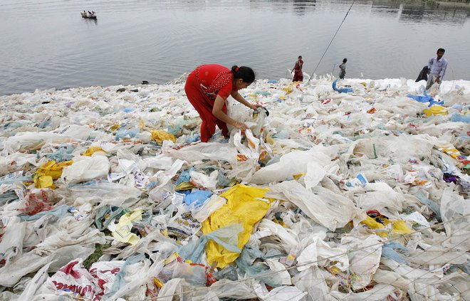 Gora plastike, ki obremenjuje okolje. Foto Reuters