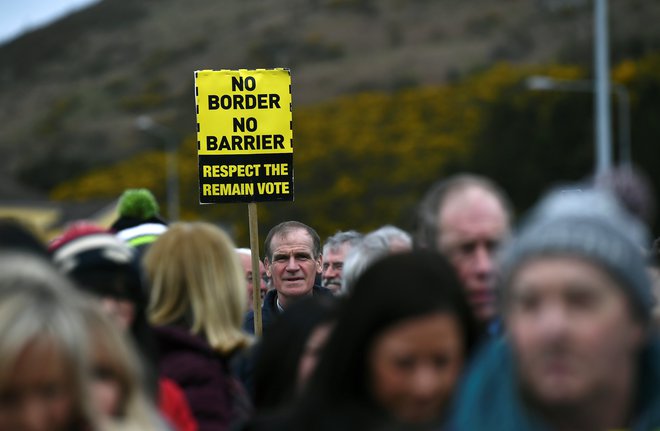 Protest proti vzpostavitvi fizičnih kontrolnih točk na meji med Irsko in Severno Irsko. FOTO: REUTERS/Clodagh Kilcoyne