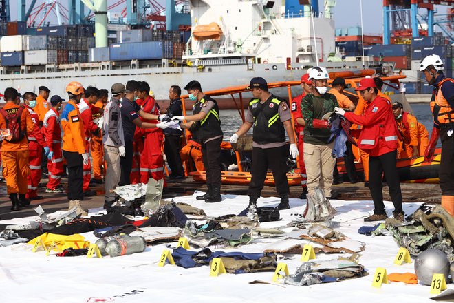 Reševalci so odkrili nekaj razbitin in osebnih predmetov potnikov. FOTO: Resmi Malau/Afp