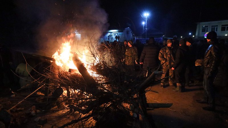 Fotografija: Protestniki so zažgali barikade in metali kamenje. FOTO: Str/Afp