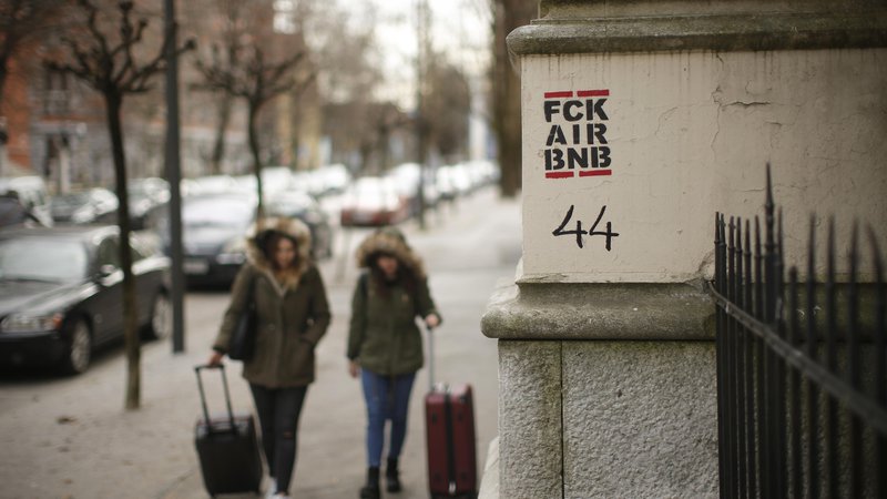 Fotografija: Delamo se, da Airbnb ni kapitalizem v najbolj perverzni obliki.  FOTO: Jure Eržen/Delo