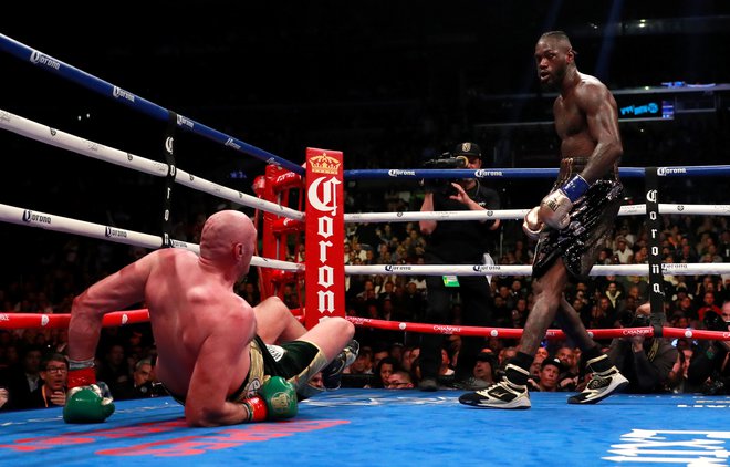 Čeprav je Deontay Wilder v prvem medsebojnem dvoboju dvakrat spravil na tla Tysona Furyja, se je moral sprijazniti z neodločenim izidom. FOTO: Reuters