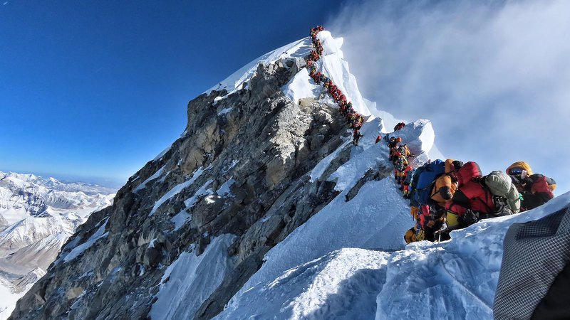 Fotografija: Alpinist Nirmal Purja je tako ovekovečil kolono na najvišjo goro sveta. Kar nekaj ur so morali alpinisti 22. maja portpežljivo stopati v vrsti. FOTO: Project Possible / AFP