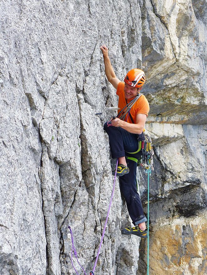 Tomaž Jakofčič tam, kjer se najbolje počuti, v skali. FOTO: osebni arhiv
